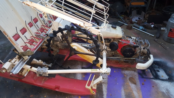 รถดำนา 4 แถว ยันมาร์เดินตาม พร้อมใช้งาน รหัสสินค้า R - 14 รถดำนา 4 แถว ยันมาร์เดินตาม พร้อมใช้งาน รหัสสินค้า R - 14