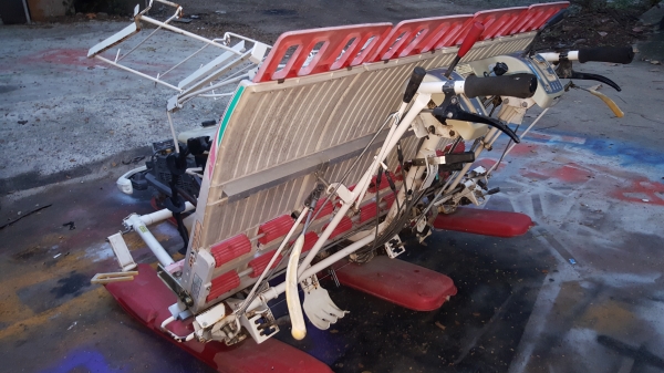 รถดำนา 4 แถว ยันมาร์เดินตาม พร้อมใช้งาน รหัสสินค้า R - 14 รถดำนา 4 แถว ยันมาร์เดินตาม พร้อมใช้งาน รหัสสินค้า R - 14