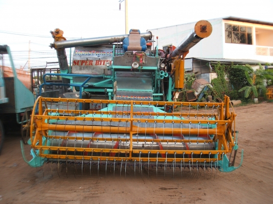 ขายรถเกี่ยวข้าวไทยเจริญ อุ้ม 2.5 ตัน เครื่องยนต์ JO8C เทอร์โบ 260 แรงม้า ปั้มไดกิ๊นส์ เบอร์ 23