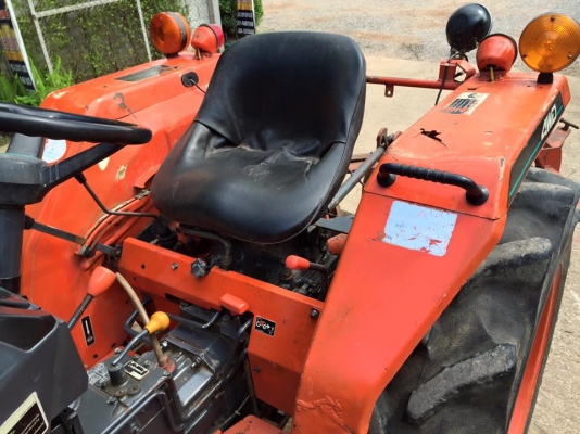ขายรถไถ Kubota L2605 (4WD) รถ2เพลา พร้อมใบมีดและผานพรวน รถพร้อมใช้งาน