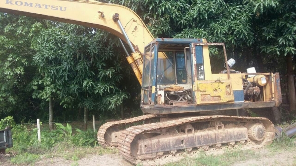 ขายรถแบคโฮ KOMATSU  pc 200-3 ซีเรียลสูงราคาถูก 285,000 090-772-3710 090-772-3707