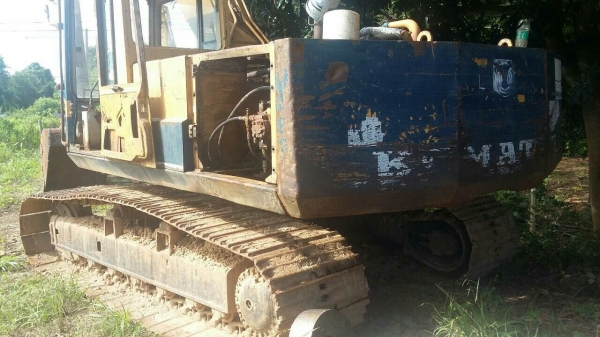 ขายรถแบคโฮ KOMATSU  pc 200-3 ซีเรียลสูงราคาถูก 285,000 090-772-3710 090-772-3707