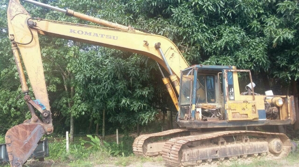 ขายรถแบคโฮ KOMATSU  pc 200-3 ซีเรียลสูงราคาถูก 285,000 090-772-3710 090-772-3707