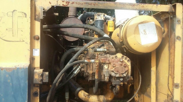 ขายรถแบคโฮ KOMATSU  pc 200-3 ซีเรียลสูงราคาถูก 285,000 090-772-3710 090-772-3707