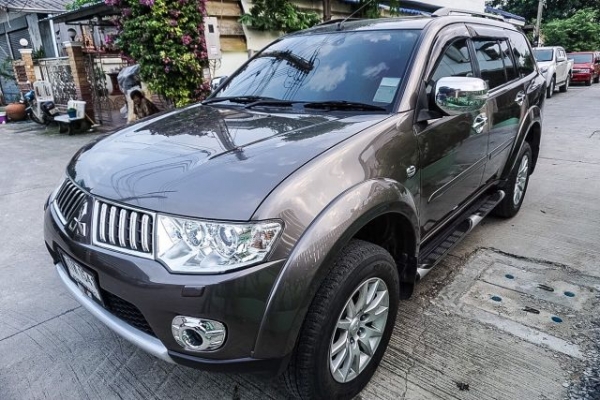 ขาย 2013 Mitsubishi Pajero Sport GT 2.5AT เกียร์ออโต้ดีเซลรุ่นTOPสุดผู้หญิงใช้งานมือเดียว สภาพสวยมากไม่มีชนล้านเปอร์เซ็นถูกๆด่วน