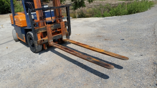 ขายด่วนรถยก TOYOTA 5FGยก2.0ตันเสาสูง3เมตรงาสไลย์ได้งายาวมากยางตัน4เส้นรถนอกนำเข้ายังไม่เคยใช้งานในเมืองไทยเลย=รุ่นใหม่ขายถูกๆๆ