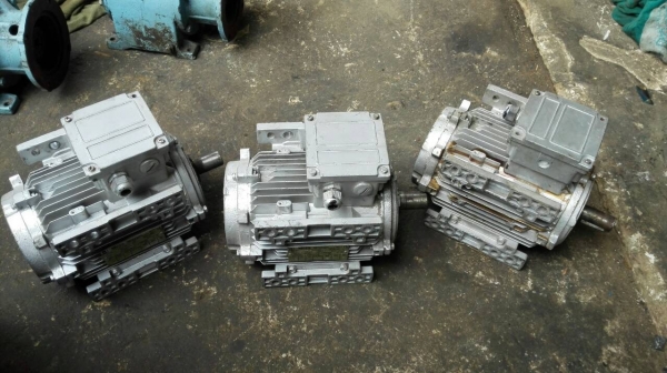 ===== Sold Out!! ===== มอเตอร์ MERZ Germany 1.5 HP. 380V. 950 RPM. รอบช้า สภาพสวย วิ่งเงียบ มี 3 ลูก.