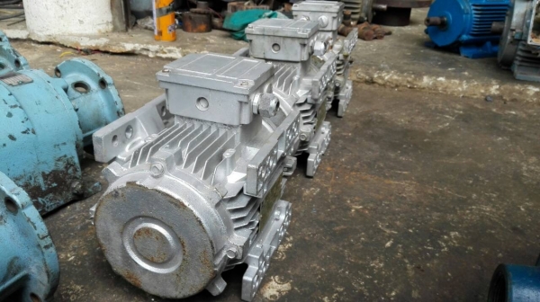 ===== Sold Out!! ===== มอเตอร์ MERZ Germany 1.5 HP. 380V. 950 RPM. รอบช้า สภาพสวย วิ่งเงียบ มี 3 ลูก.