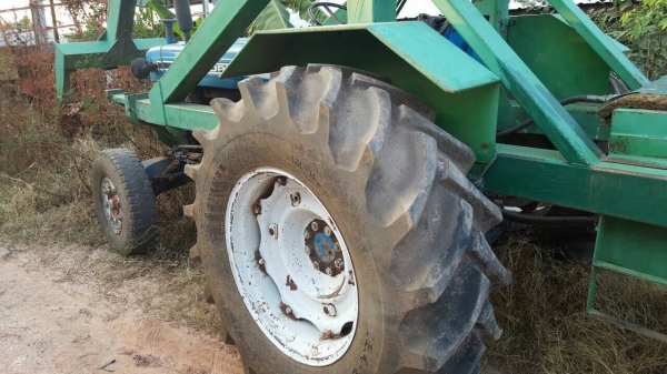 ขายรถไถฟอร์ด 5000 T3 ติดคีบอ้อย เอกสารเล่มทะเบียนครบ เครื่องดี ยางดี รถพร้อมใช้