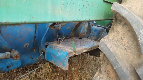 ขายรถไถฟอร์ด 5000 T3 ติดคีบอ้อย เอกสารเล่มทะเบียนครบ เครื่องดี ยางดี รถพร้อมใช้