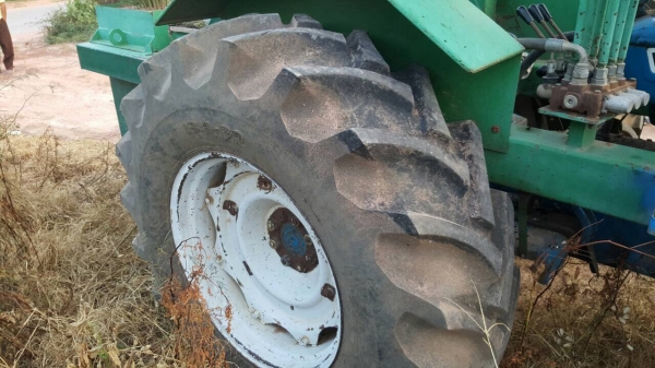 ขายรถไถฟอร์ด 5000 T3 ติดคีบอ้อย เอกสารเล่มทะเบียนครบ เครื่องดี ยางดี รถพร้อมใช้