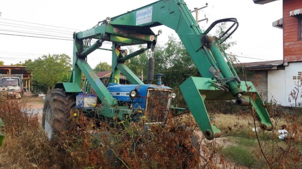 ขายรถไถฟอร์ด 5000 T3 ติดคีบอ้อย เอกสารเล่มทะเบียนครบ เครื่องดี ยางดี รถพร้อมใช้