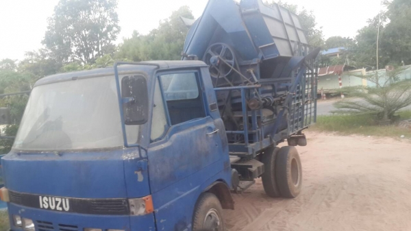 รถสีข้าวหกฟุตเกษตรพัฒนาจัมโบ้รถหกล้อเครื่อง100แรง รถสีข้าวหกฟุตเกษตรพัฒนาจัมโบ้รถหกล้อเครื่อง100แรง