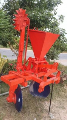 หางยกร่องเดี่ยวพร้อมเครื่องหยอดปุ๋ยใส่รถไถ50แรงลงมา หางยกร่องเดี่ยวพร้อมเครื่องหยอดปุ๋ยใส่รถไถ50แรงลงมา