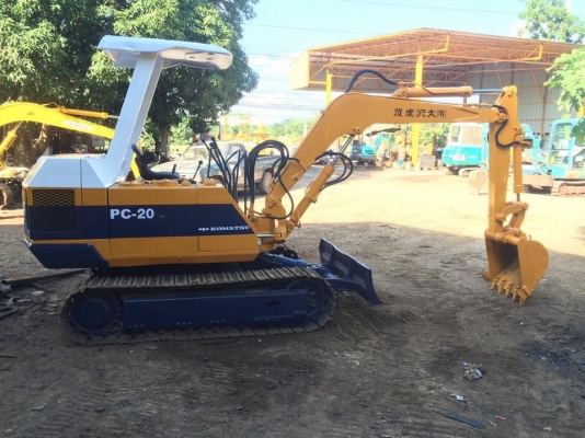 ขายรถขุดแบคโฮ KOMATSU.ขนาดPC 20-3 เก่านอกแท้100\% เครื่องแน่น ปั๊มแรง ระบบไว  แทรคเหล็ก รถพร้อมใช้งาน มีเอกสารอินวอยครบ ราคา  200,000 ต่อรองได้ สนใจ096-3268553  (ช่างเบนซ์) ID LINE 0963268553.  (เจ้าของโดยตรง)