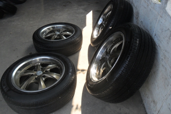 ล้อแม็ก 18นิ้ว 6รู พร้อมยาง สวยๆ 4 ล้อ ราคา 8500 บาท