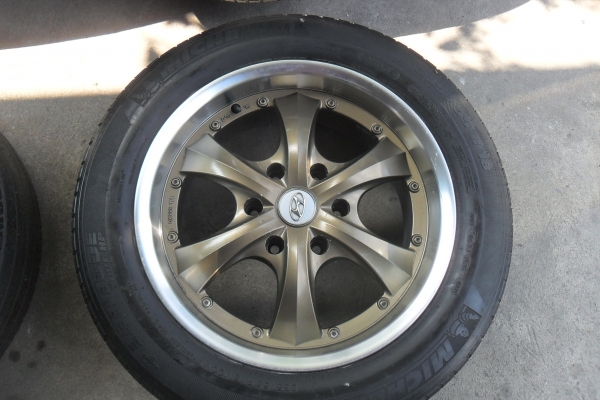 ล้อแม็ก 18นิ้ว 6รู พร้อมยาง สวยๆ 4 ล้อ ราคา 8500 บาท