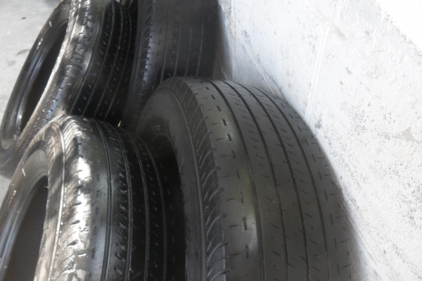 ยาง BRIDGESTONE 215/65R16ปี12 สวยๆ 4 เส้น ราคา 2500 บาท ยาง BRIDGESTONE 215/65R16ปี12 สวยๆ 4 เส้น ราคา 2500 บาท