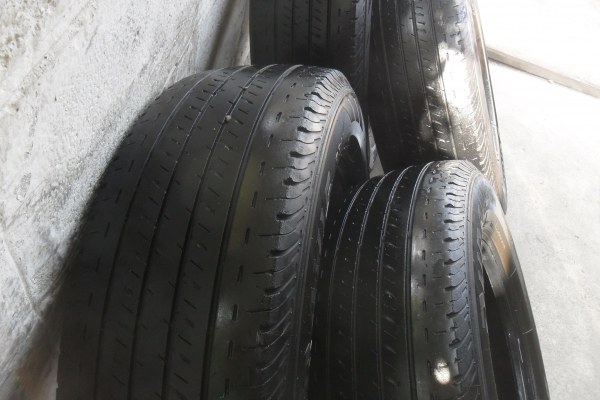 ยาง BRIDGESTONE 215/65R16ปี12 สวยๆ 4 เส้น ราคา 2500 บาท ยาง BRIDGESTONE 215/65R16ปี12 สวยๆ 4 เส้น ราคา 2500 บาท