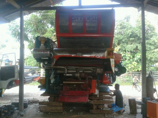 ขายรถเกี่ยวศักดิ์พัฒนา km48 ตัวเดิน 12 ht เครื่อง isuzu 6hh1  210 เทอร์โบ  อุ้ม 2.5  ต้น ลอนเลอร์กับโซ่ d2  สภาพพร้อมเกี่ยวครับ