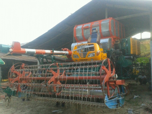 ขายรถเกี่ยวศักดิ์พัฒนา km48 ตัวเดิน 12 ht เครื่อง isuzu 6hh1  210 เทอร์โบ  อุ้ม 2.5  ต้น ลอนเลอร์กับโซ่ d2  สภาพพร้อมเกี่ยวครับ