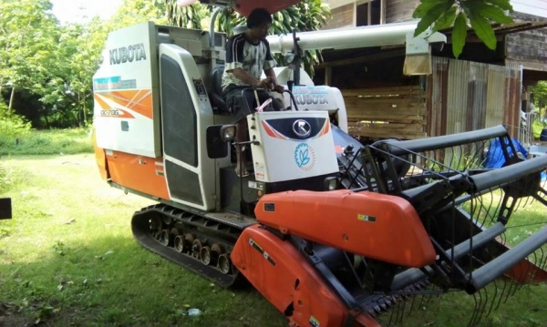 ขายรถเกี่ยวข้าว KUBOTA DC70G ใช้งานน้อย 1027ชม. สภาพพร้อมใช้งาน เอกสารเล่มทะเบียนพร้อมโอน สนใจโทร 090-8588220คุณนะ 093-3258446คุณบิว หรือเข้าดูสินค้าอื่นๆได้ที่ www.truck.in.th/498 หรือเพจFacebook ณรงค์ ซื้อขายรถมือสอง (เว็บไซต์ส่วนตัว) หรือFacebook ตลาดร