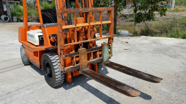 ขายด่วนรถยก TOYOTA 4FGยก2.5ตันเสาสูง5.5เมตรงากะดกได้รถนอกนำเข้ายังไม่เคยใช้งานในเมืองไทยเลย=รุ่นใหม่ขายถูกๆๆ