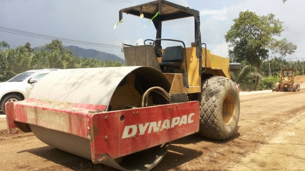 ขายรถบด ไดนาแพค 2 เพลา สั่นสะเทือน เอกสารเล่มทะเบียน ราคา 750000