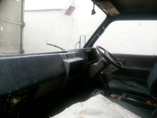 ขายรถบรรทุก 6 ล้อตู้เปียก ISUZU NPR 115 แรงม้าประตู 3 บาน ราคา 300000