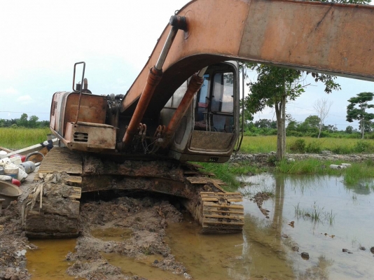 ขายรถแบคโฮ HITACHI EX200-2 ระบบไฟเแมกปั๊ม ราคา 400000