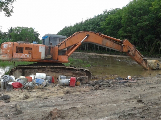 ขายรถแบคโฮ HITACHI EX200-2 ระบบไฟเแมกปั๊ม ราคา 400000