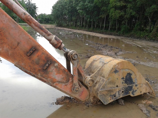 ขายรถแบคโฮ HITACHI EX200-2 ระบบไฟเแมกปั๊ม ราคา 400000