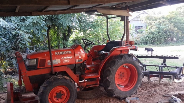 ขายรถแทรคเตอร์ รถไถKUBOTA L3408 อุปกรณ์ครบ ใบดันหน้า ผานหลง คราด ทำงานดี 4x4ใช้งานปกติ เครื่องแห้ง เกียร์ดี