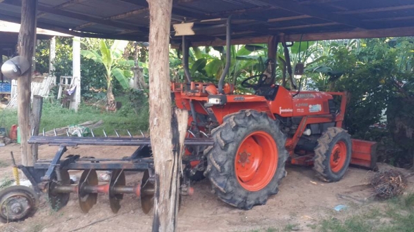 ขายรถแทรคเตอร์ รถไถKUBOTA L3408 อุปกรณ์ครบ ใบดันหน้า ผานหลง คราด ทำงานดี 4x4ใช้งานปกติ เครื่องแห้ง เกียร์ดี