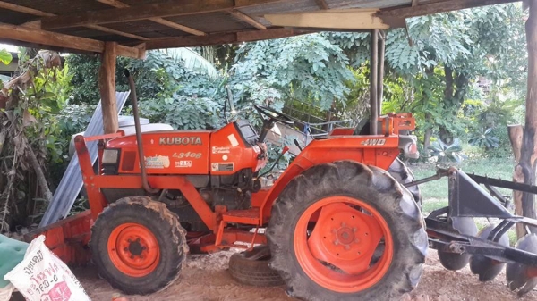 ขายรถแทรคเตอร์ รถไถKUBOTA L3408 อุปกรณ์ครบ ใบดันหน้า ผานหลง คราด ทำงานดี 4x4ใช้งานปกติ เครื่องแห้ง เกียร์ดี
