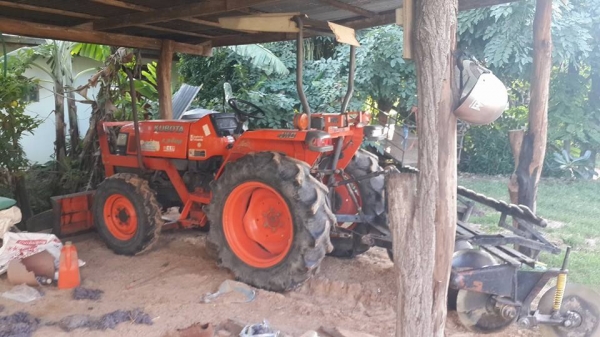 ขายรถแทรคเตอร์ รถไถKUBOTA L3408 อุปกรณ์ครบ ใบดันหน้า ผานหลง คราด ทำงานดี 4x4ใช้งานปกติ เครื่องแห้ง เกียร์ดี