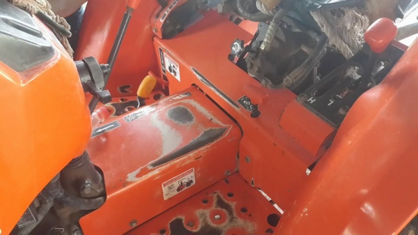 ขายรถแทรคเตอร์ รถไถKUBOTA L3408 อุปกรณ์ครบ ใบดันหน้า ผานหลง คราด ทำงานดี 4x4ใช้งานปกติ เครื่องแห้ง เกียร์ดี