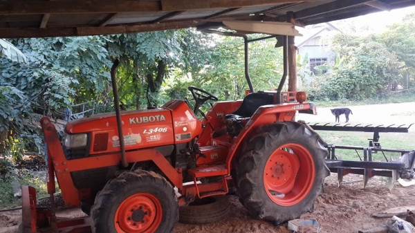 ขายรถแทรคเตอร์ รถไถKUBOTA L3408 อุปกรณ์ครบ ใบดันหน้า ผานหลง คราด ทำงานดี 4x4ใช้งานปกติ เครื่องแห้ง เกียร์ดี