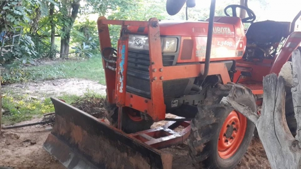 ขายรถแทรคเตอร์ รถไถKUBOTA L3408 อุปกรณ์ครบ ใบดันหน้า ผานหลง คราด ทำงานดี 4x4ใช้งานปกติ เครื่องแห้ง เกียร์ดี