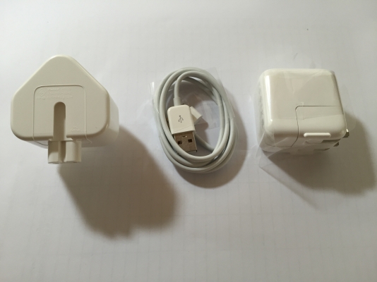 หัวชาร์ทตัวใหญ่แท้พร้อมสายชาร์ท for iphone 4 / 4s หัวชาร์ทตัวใหญ่แท้พร้อมสายชาร์ท for iphone 4 / 4s