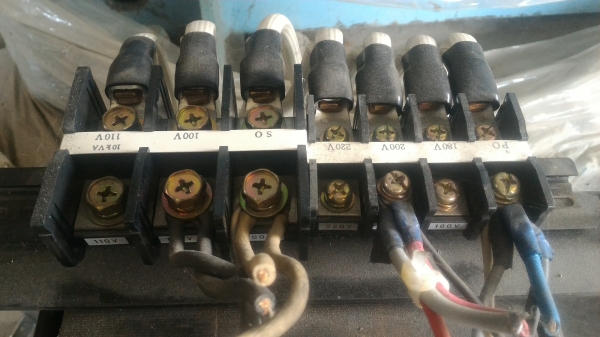 หม้อแปลงไฟจาก 220 เหลือ 100 หรือ 110 V. ขนาดกำลัง 100 A. ยี่ห้อ  KASUGA  จากญี่ปุ่น