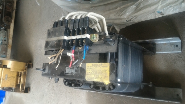 หม้อแปลงไฟจาก 220 เหลือ 100 หรือ 110 V. ขนาดกำลัง 100 A. ยี่ห้อ  KASUGA  จากญี่ปุ่น