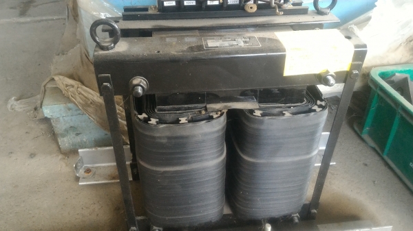 หม้อแปลงไฟจาก 220 เหลือ 100 หรือ 110 V. ขนาดกำลัง 100 A. ยี่ห้อ  KASUGA  จากญี่ปุ่น