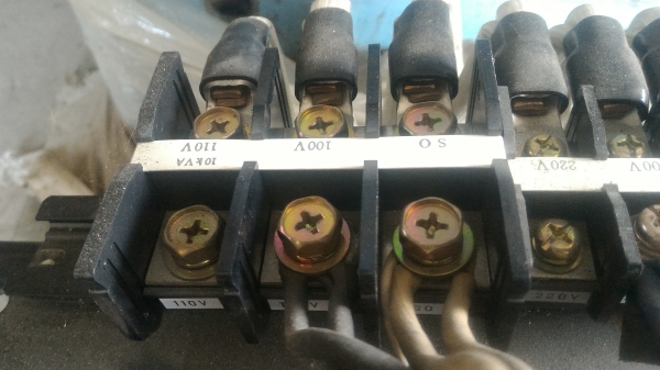 หม้อแปลงไฟจาก 220 เหลือ 100 หรือ 110 V. ขนาดกำลัง 100 A. ยี่ห้อ  KASUGA  จากญี่ปุ่น