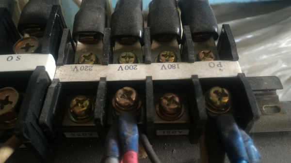 หม้อแปลงไฟจาก 220 เหลือ 100 หรือ 110 V. ขนาดกำลัง 100 A. ยี่ห้อ  KASUGA  จากญี่ปุ่น