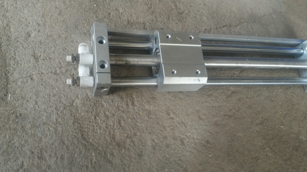 อุปกรณ์เคลื่อนที่ด้วยลมยี่ห้อ SMC จากญี่ปุ่น เคลื่อนที่ได้ระยะ 200 มม. ตามภาพ