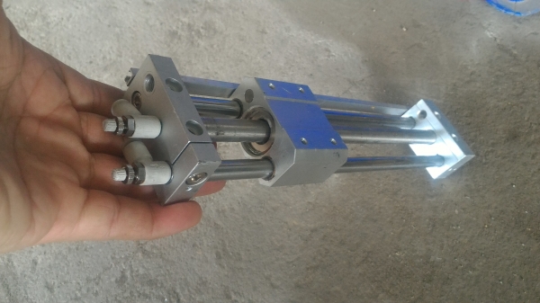 อุปกรณ์เคลื่อนที่ด้วยลมยี่ห้อ SMC จากญี่ปุ่น เคลื่อนที่ได้ระยะ 200 มม. ตามภาพ