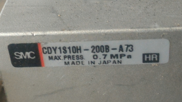 อุปกรณ์เคลื่อนที่ด้วยลมยี่ห้อ SMC จากญี่ปุ่น เคลื่อนที่ได้ระยะ 200 มม. ตามภาพ