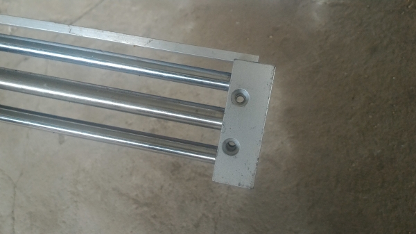 อุปกรณ์เคลื่อนที่ด้วยลมยี่ห้อ SMC จากญี่ปุ่น เคลื่อนที่ได้ระยะ 200 มม. ตามภาพ