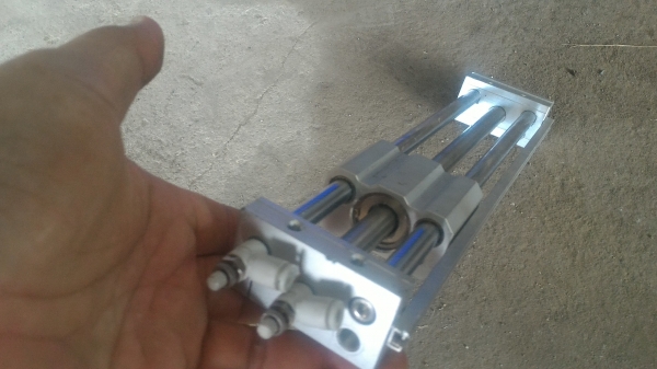 อุปกรณ์เคลื่อนที่ด้วยลมยี่ห้อ SMC จากญี่ปุ่น เคลื่อนที่ได้ระยะ 200 มม. ตามภาพ